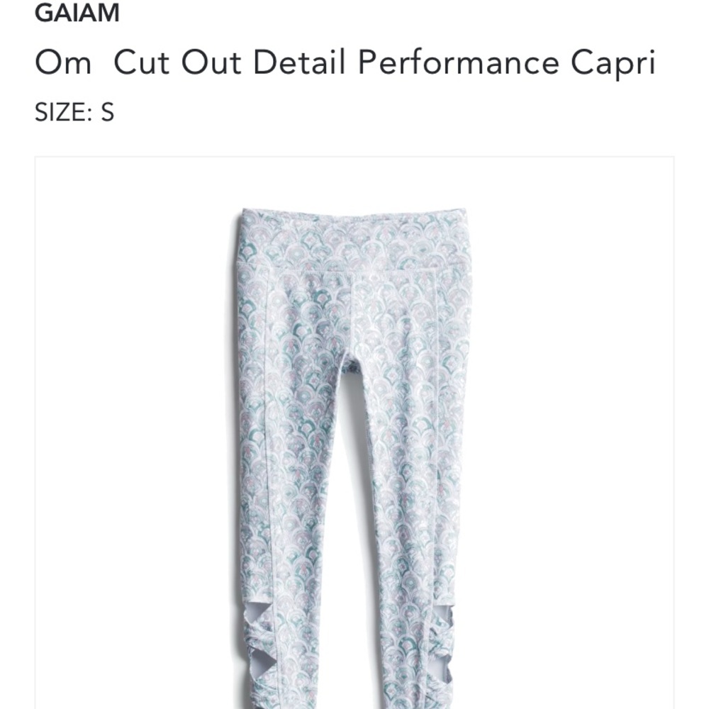 Gaiam Cut Out Detail performance capri- size small.